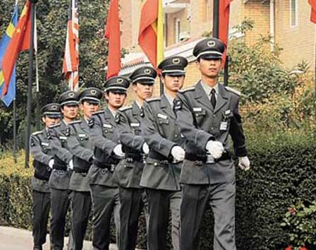 在小區門口發生搶劫事件時，物業保安是否負有相關責任